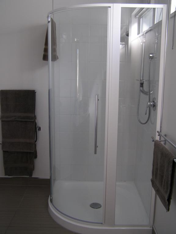 Bellano Motel Suites Christchurch Oda fotoğraf A shower enclosure