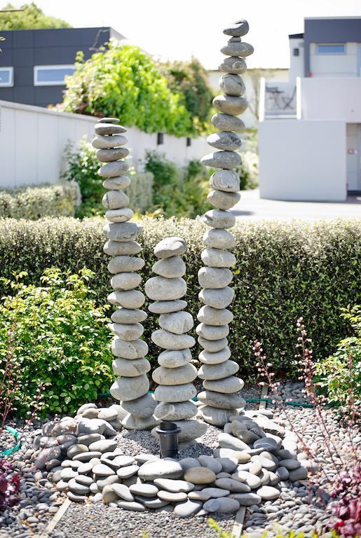 Bellano Motel Suites Christchurch Dış mekan fotoğraf A stone cairn
