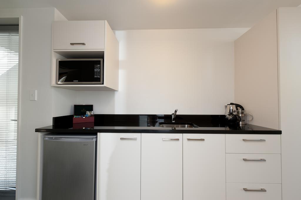 Bellano Motel Suites Christchurch Oda fotoğraf A kitchenette in a hotel