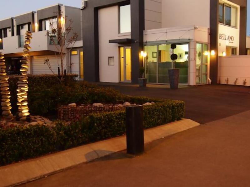 Bellano Motel Suites Christchurch Dış mekan fotoğraf The entrance to the hotel