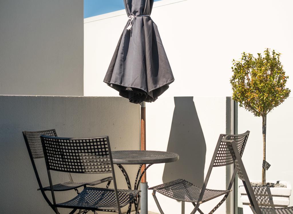 Bellano Motel Suites Christchurch Dış mekan fotoğraf A patio set