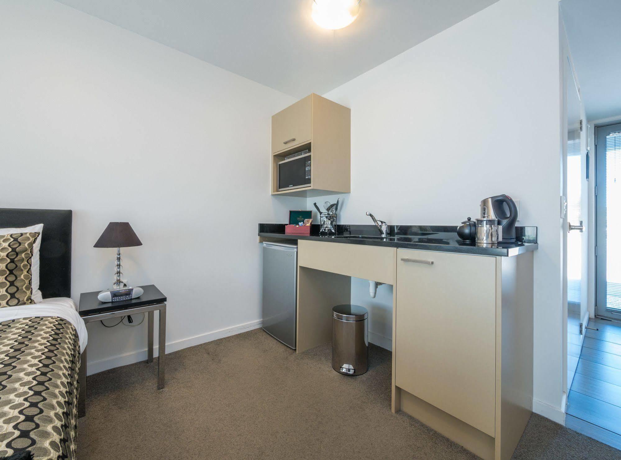 Bellano Motel Suites Christchurch Dış mekan fotoğraf A kitchenette in a studio apartment