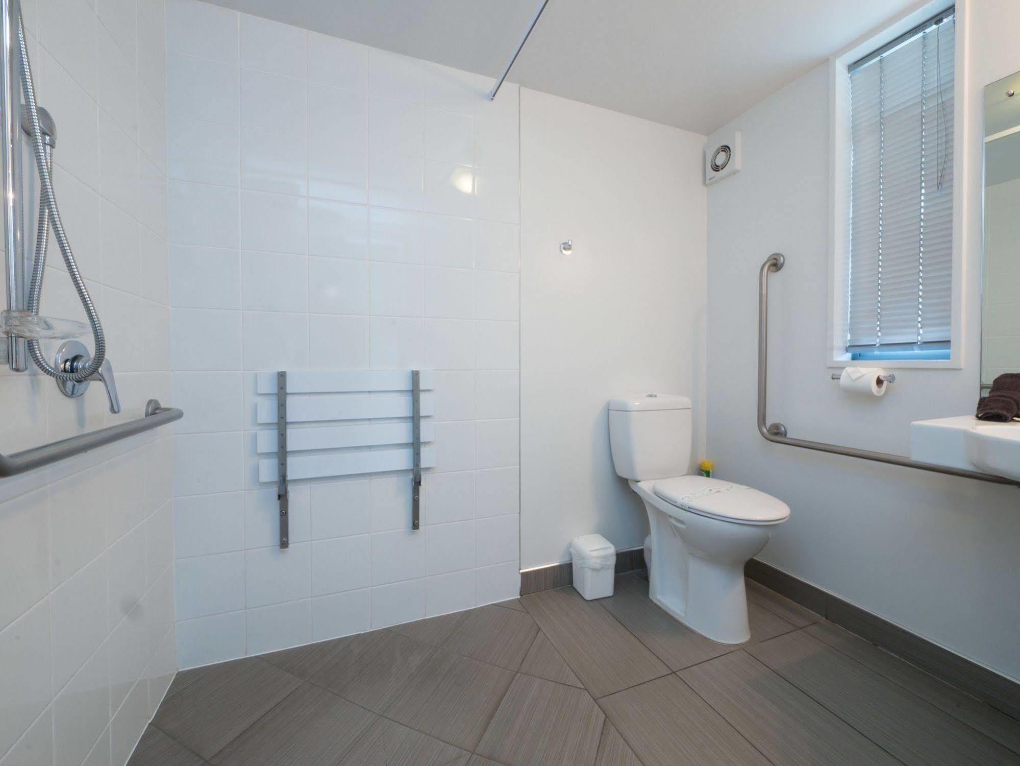 Bellano Motel Suites Christchurch Dış mekan fotoğraf A wet room