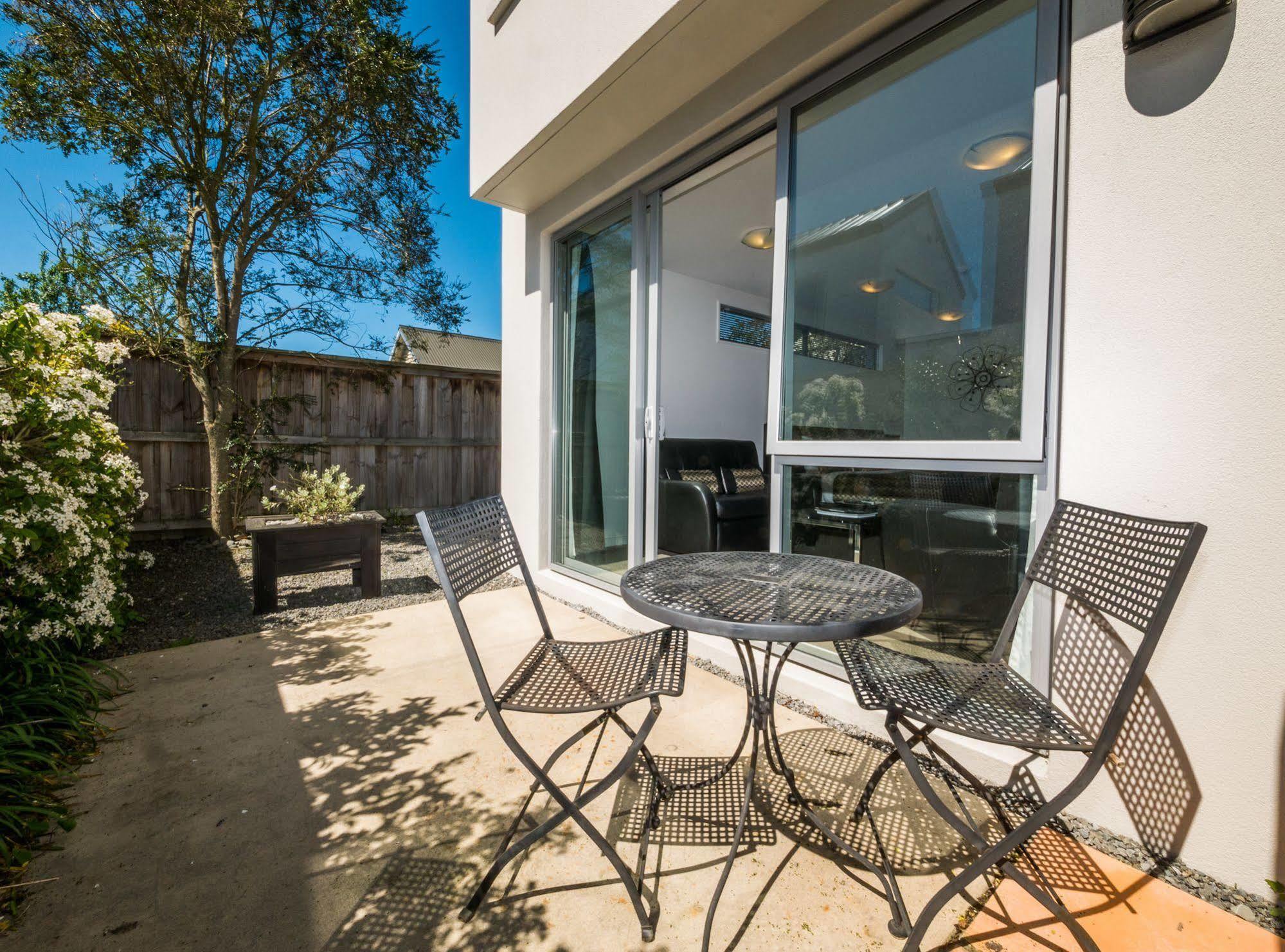 Bellano Motel Suites Christchurch Dış mekan fotoğraf A patio in a house