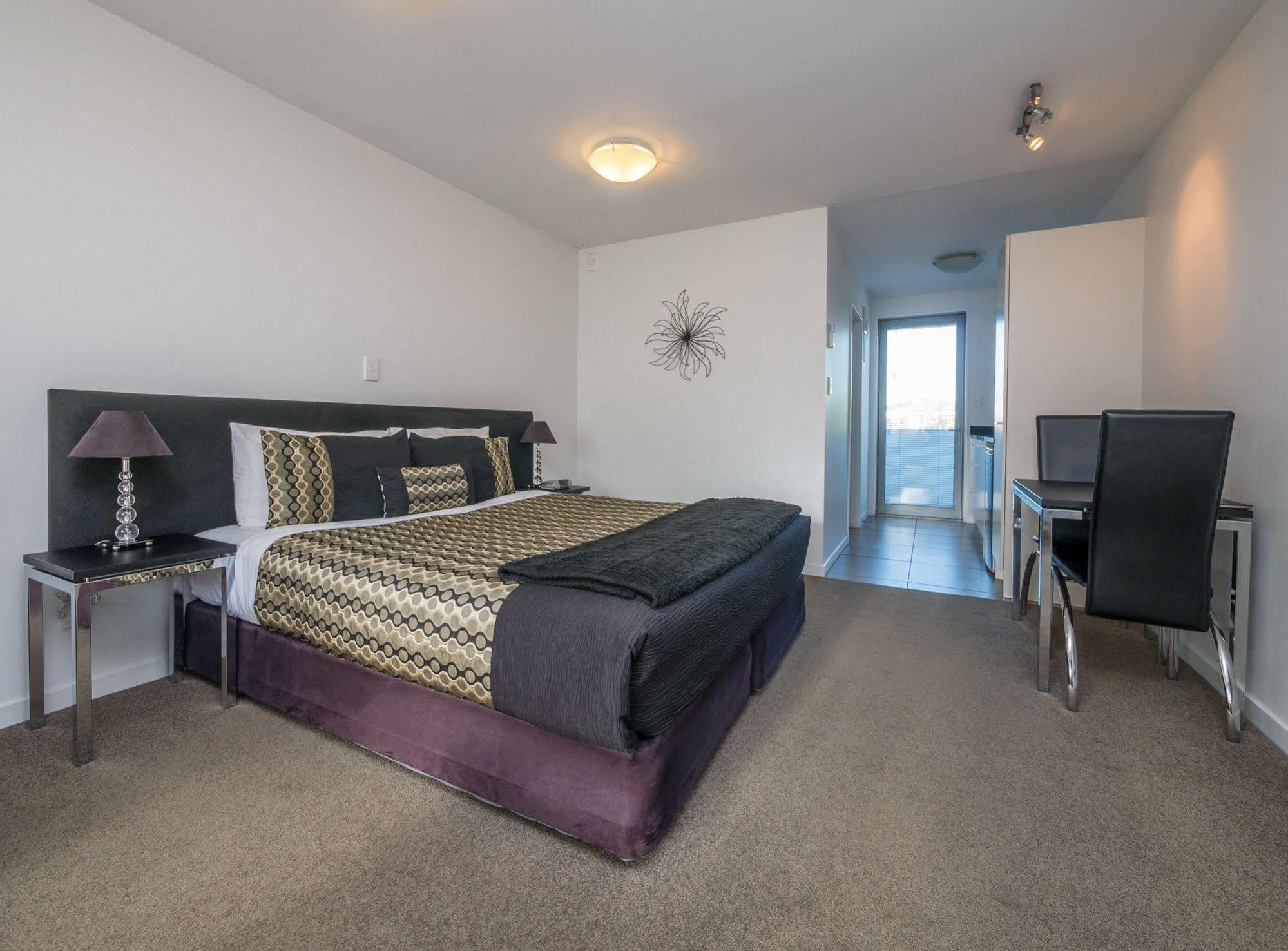 Bellano Motel Suites Christchurch Dış mekan fotoğraf A typical studio apartment