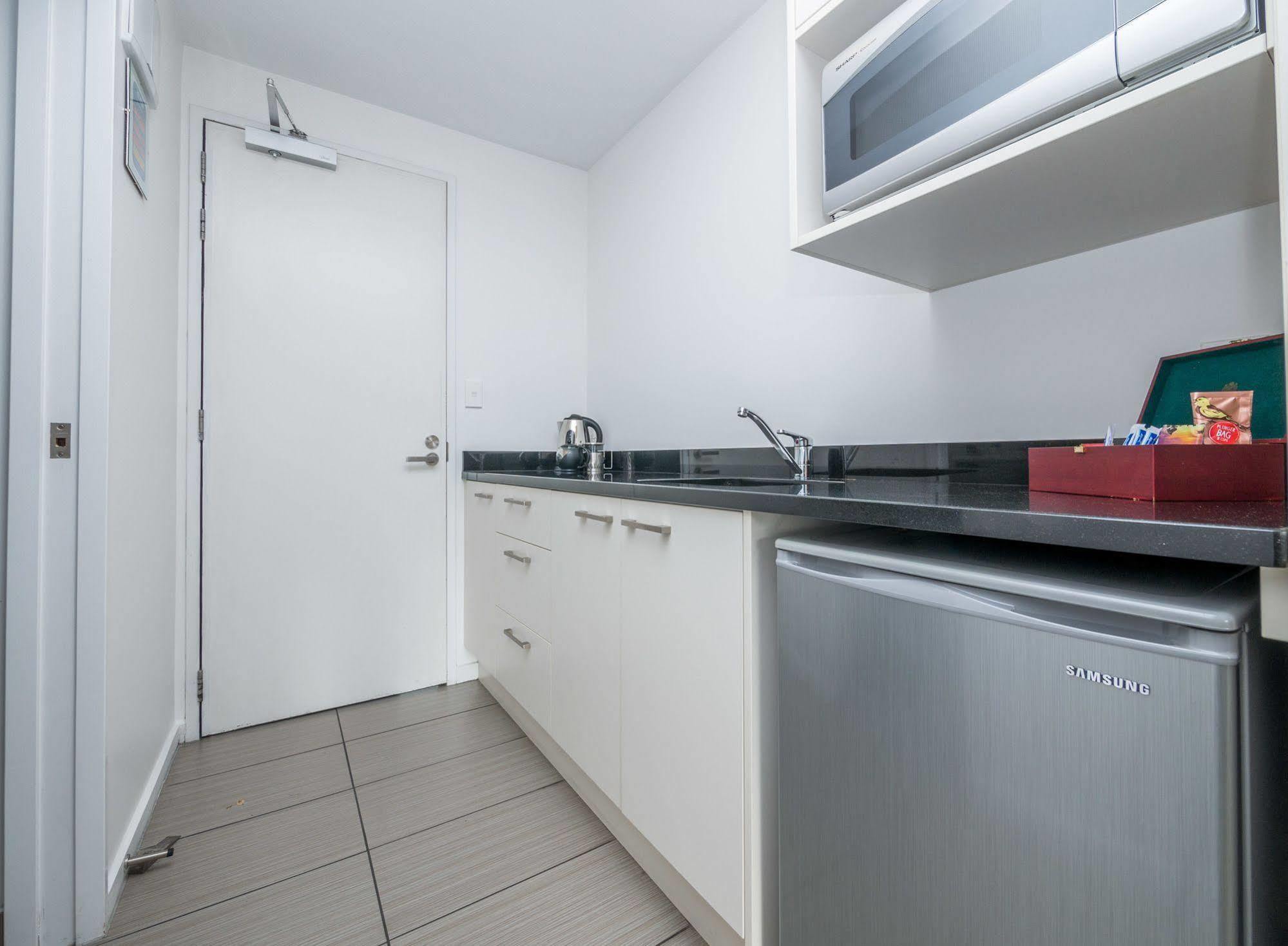 Bellano Motel Suites Christchurch Dış mekan fotoğraf A kitchenette in a hotel room