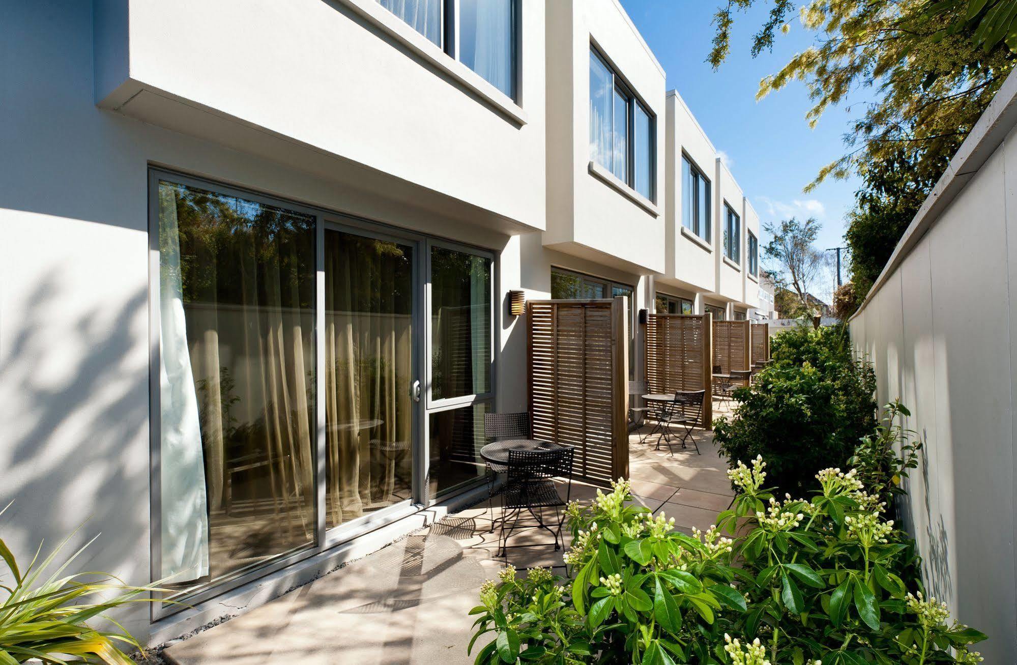 Bellano Motel Suites Christchurch Dış mekan fotoğraf The hotel's courtyard